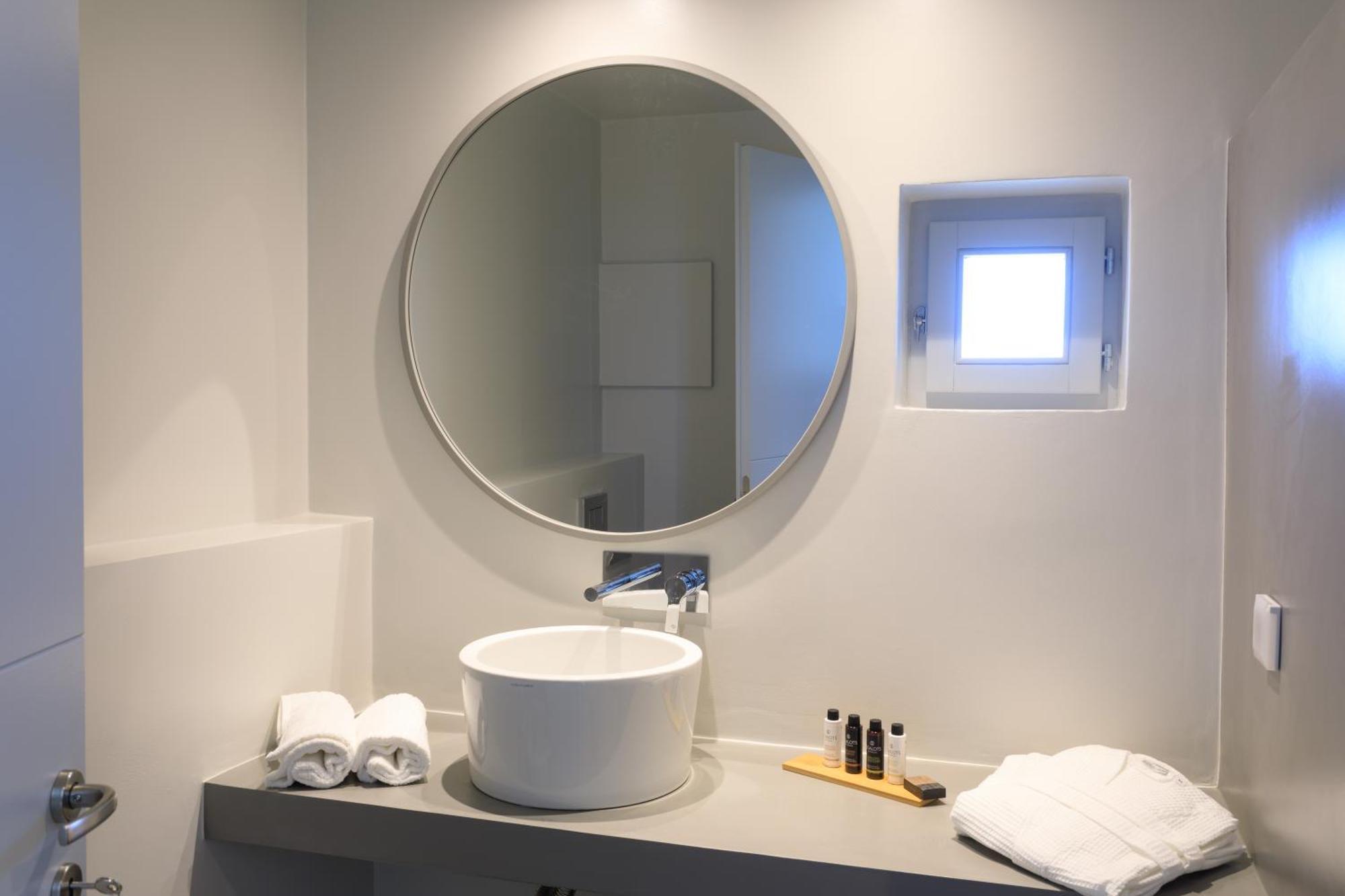 Iliades Luxury Boutique Suites Баци Стая снимка